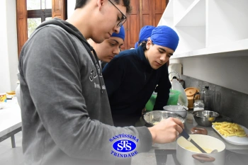 Alunos da 2ª série fazem pratos típicos da culinária estadunidense 