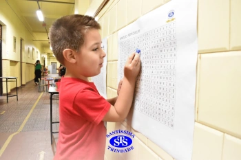 Alunos e familiares participam de momento de integração durante a entrega dos resultados
