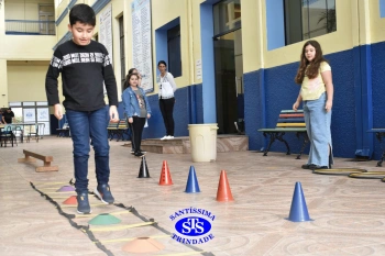 Alunos e familiares participam de momento de integração durante a entrega dos resultados