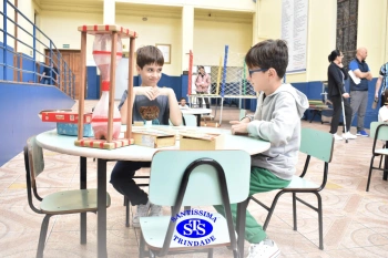 Alunos e familiares participam de momento de integração durante a entrega dos resultados
