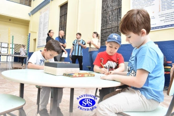 Alunos e familiares participam de momento de integração durante a entrega dos resultados