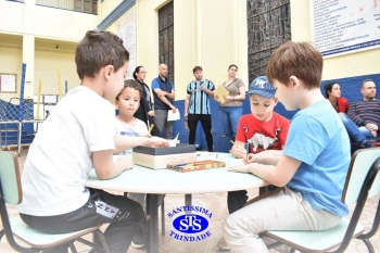 Alunos e familiares participam de momento de integração durante a entrega dos resultados