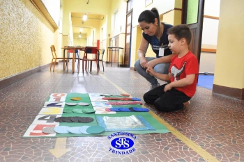 Alunos e familiares participam de momento de integração durante a entrega dos resultados