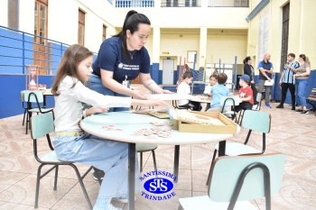 Alunos e familiares participam de momento de integração durante a entrega dos resultados