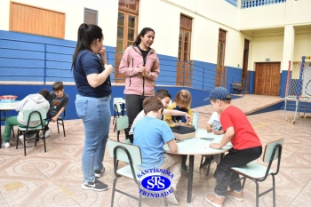 Alunos e familiares participam de momento de integração durante a entrega dos resultados