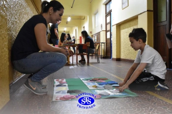 Alunos e familiares participam de momento de integração durante a entrega dos resultados