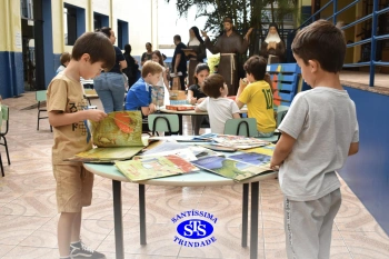 Alunos e familiares participam de momento de integração durante a entrega dos resultados