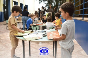 Alunos e familiares participam de momento de integração durante a entrega dos resultados