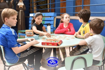 Alunos e familiares participam de momento de integração durante a entrega dos resultados