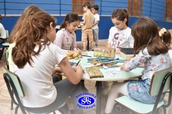 Alunos e familiares participam de momento de integração durante a entrega dos resultados