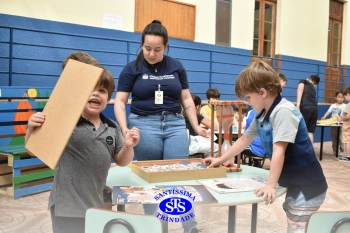 Alunos e familiares participam de momento de integração durante a entrega dos resultados