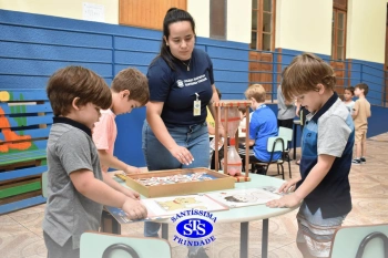 Alunos e familiares participam de momento de integração durante a entrega dos resultados