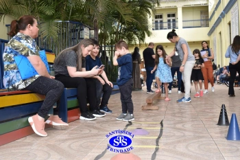 Alunos e familiares participam de momento de integração durante a entrega dos resultados