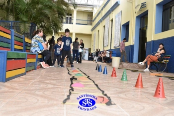 Alunos e familiares participam de momento de integração durante a entrega dos resultados