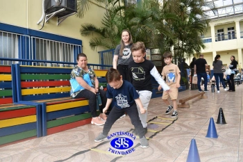 Alunos e familiares participam de momento de integração durante a entrega dos resultados