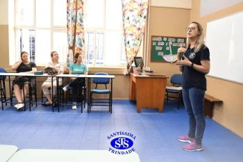 Alunos e familiares participam de momento de integração durante a entrega dos resultados