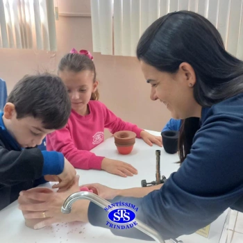 Alunos estudam processo de germinação de forma prática e lúdica
