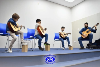 Alunos apresentam o resultado das aulas do ano no Recital de Violão