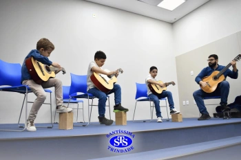 Alunos apresentam o resultado das aulas do ano no Recital de Violão