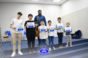 Alunos apresentam o resultado das aulas do ano no Recital de Violão