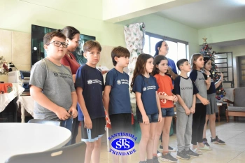 Alunos visitam idosos do Asilo Santo Antônio e levam doações | 4º ano
