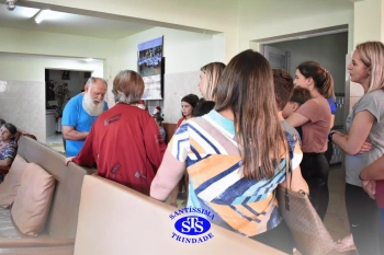 Alunos visitam idosos do Asilo Santo Antônio e levam doações | 4º ano