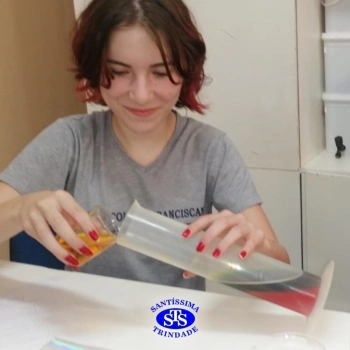 1ª série EM | Experimento no Laboratório de Ciências