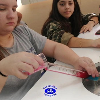 1ª série EM | Experimento no Laboratório de Ciências