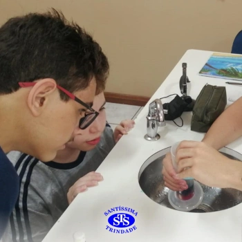1ª série EM | Experimento no Laboratório de Ciências