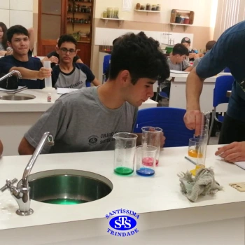 1ª série EM | Experimento no Laboratório de Ciências