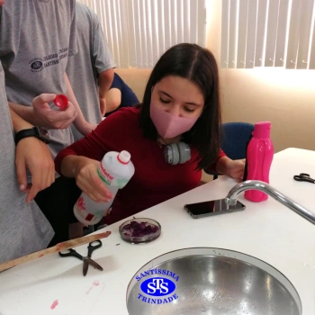 1ª série EM | Experimento no Laboratório de Ciências