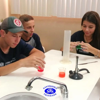 1ª série EM | Experimento no Laboratório de Ciências