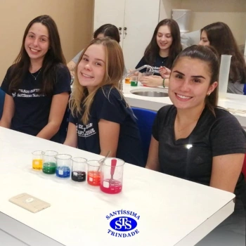 1ª série EM | Experimento no Laboratório de Ciências