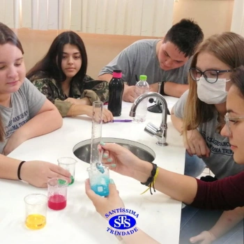 1ª série EM | Experimento no Laboratório de Ciências