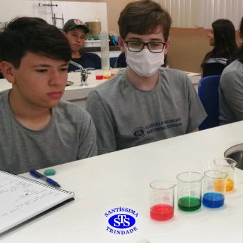 1ª série EM | Experimento no Laboratório de Ciências