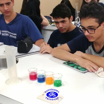 1ª série EM | Experimento no Laboratório de Ciências