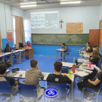 3ª série EM recebe visita de intercambista da Itália