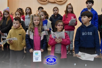 Famílias reunidas em oração na Capela do Colégio