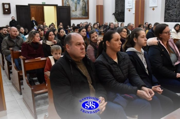 Famílias reunidas em oração na Capela do Colégio