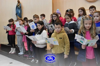Famílias reunidas em oração na Capela do Colégio