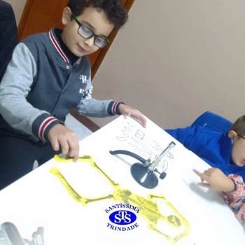 Alunos realizam atividades práticas sobre o corpo humano | 2º ano 