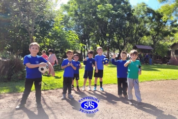 Alunos do 1º ano realizam diversas brincadeiras no Parque Franciscano STS