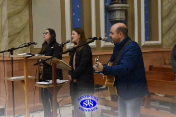 Famílias reunidas em oração na Catedral de Cruz Alta 