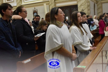 Famílias reunidas em oração na Catedral de Cruz Alta 