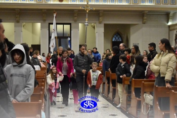 Famílias reunidas em oração na Catedral de Cruz Alta 