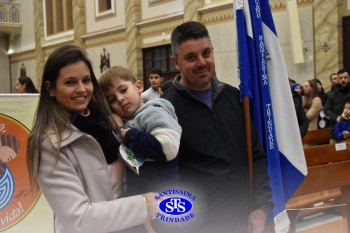 Famílias reunidas em oração na Catedral de Cruz Alta 