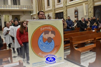 Famílias reunidas em oração na Catedral de Cruz Alta 