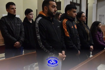 Famílias reunidas em oração na Catedral de Cruz Alta 
