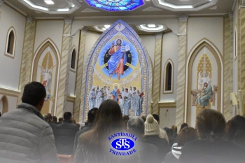 Famílias reunidas em oração na Catedral de Cruz Alta 