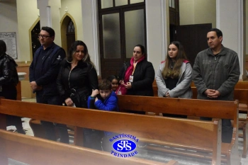 Famílias reunidas em oração na Catedral de Cruz Alta 